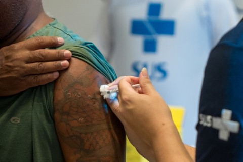 Ministério da Saúde anuncia um milhão de doses extras para vacinação de bloqueio do sarampo no Rio de Janeiro