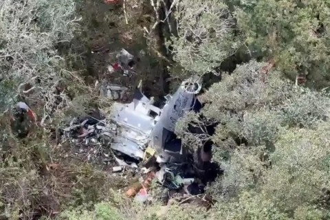 Bombeiros encontram helicóptero com corpo do cantor Rick