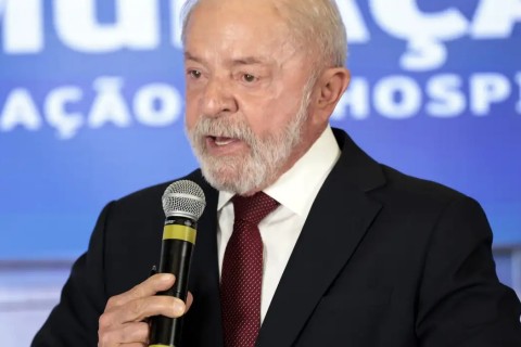 Lula inicia radioterapia após retirada de lesão no couro cabeludo