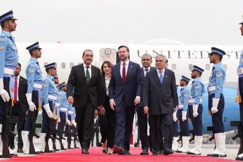 Sem acordo de paz entre EUA e Irã, Trump promete fechar Ormuz