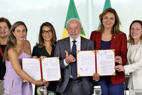 Lula sanciona leis para fortalecer combate à violência contra mulheres