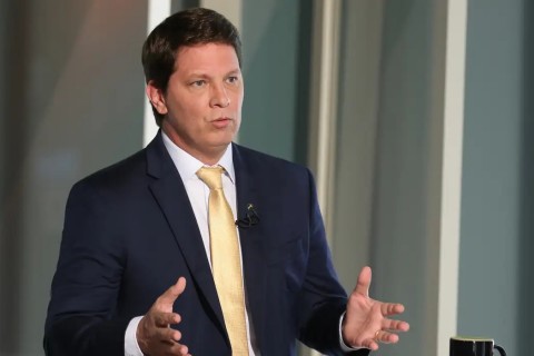 Dino cita risco de evasão e proíbe deputado Mario Frias de deixar país