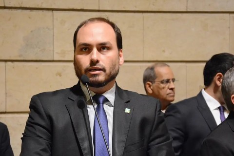 PF diz que Bolsonaro e Carlos integravam organização criminosa na Abin