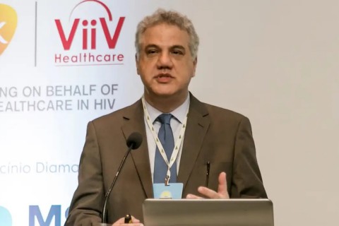 Covid-19 não desapareceu e casos continuam ocorrendo, alerta médico