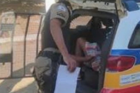 MULHER QUE FILMOU MAIS DE 40 CINTADAS NA FILHA DE 8 ANOS É PRESA EM RODOVIÁRIA EM VISCONDE DO RIO BRANCO