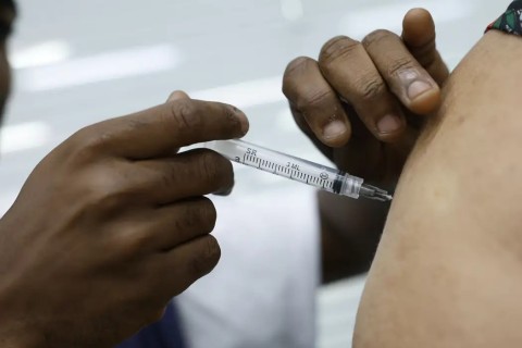 Casos de síndrome respiratória aguda grave caem no país, diz Fiocruz