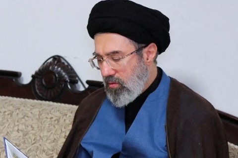 Khamenei reforça que Estreito de Ormuz terá novas regras para passagem