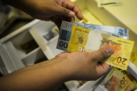 Governo propõe salário mínimo de R$ 1.717 em 2027