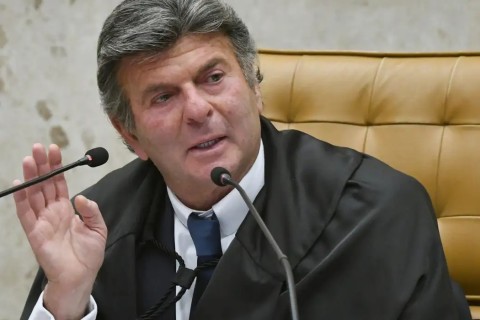 Fux suspende decisão de Dino que restabelecia posts de Nossa Senhora