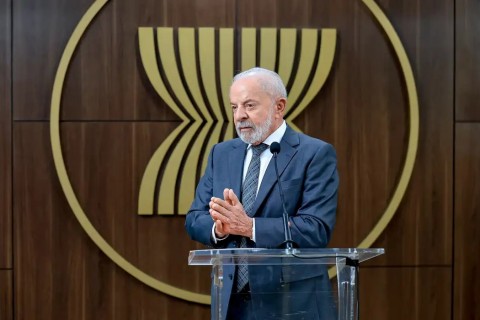 Lula quer discutir com Trump punição dada a ministros do STF