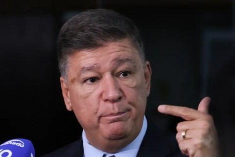 Dino dá 5 dias para senador explicar repasse de emendas à Lagoinha