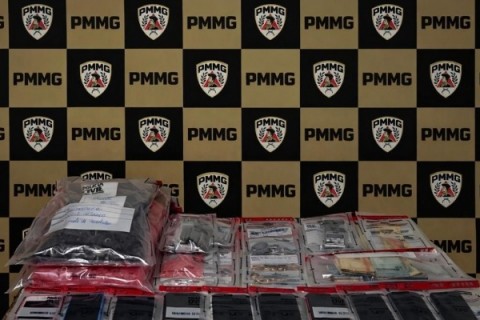 Criminosos renderam idoso, tentaram assaltos em outras residências e foram localizados após denúncias anônimas. Drogas e munições também foram apreendidas