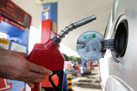 Combustível: governo prevê queda de preço se petróleo mantiver cotação