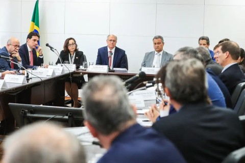 Governo busca negociação com EUA e pede apoio de empresários