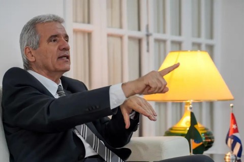 Embaixador de Cuba chama de genocídio medidas de Trump sobre petróleo