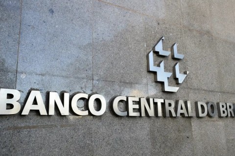 Mercado financeiro reduz previsão da inflação para 5% este ano