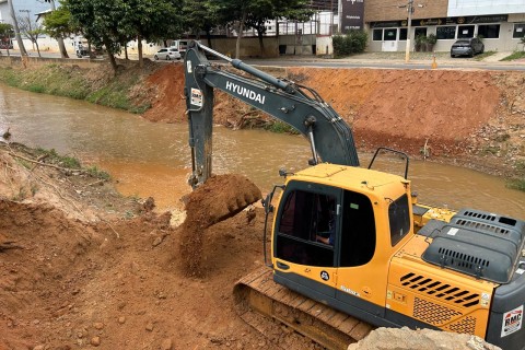 Prefeitura inicia construção simultânea de 10 muros de gabião em áreas atingidas pelas chuvas