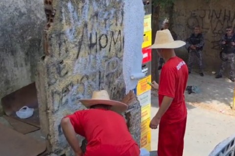 Sejusp e PM realizam operação para apagar símbolos de facções criminosas no Aglomerado Serra