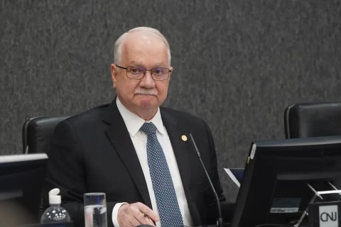 Fachin aguarda explicações de ministros para decidir sobre crise