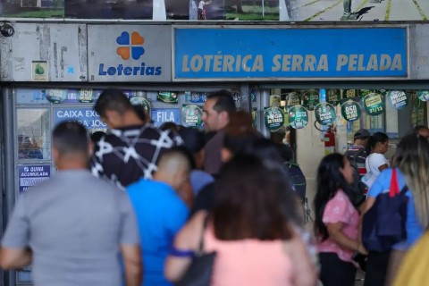 Lotéricas ficam cheias em dia de sorteio da Mega da Virada