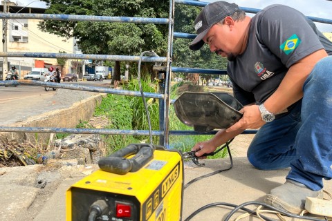 Prefeitura instala guarda-corpos provisórios para reforçar segurança sem comprometer projeto e recursos federais