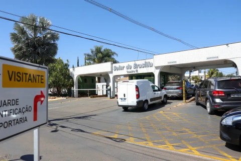 Moraes manda vistoriar carros e área externa da casa de Bolsonaro