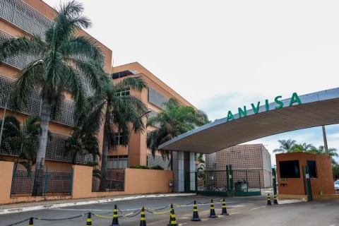 Anvisa proíbe venda de leite condensado e dois suplementos