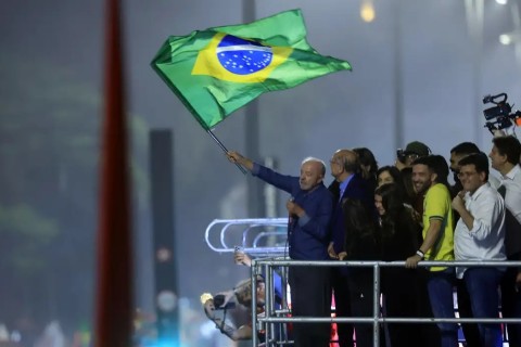 Em festa da vitória, Lula pede que público cante Hino da Independência