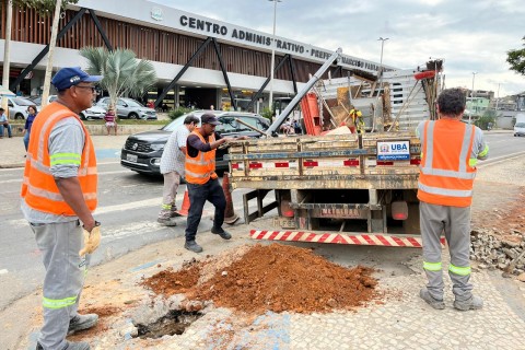 Prefeitura inicia reinstalação do semáforo em frente ao Centro Administrativo após danos causados pelas chuvas