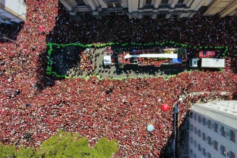 Famílias se juntam à multidão para festejar título do Flamengo no RJ