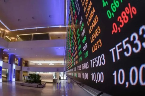 Bolsa bate recorde e fecha pela primeira vez acima dos 165 mil pontos