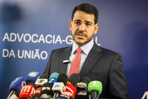 AGU pede que Meta exclua chatbots que promovem erotização infantil