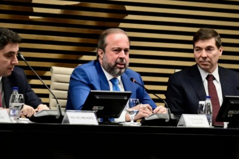 Ministro defende gás mais barato para reindustrialização do país