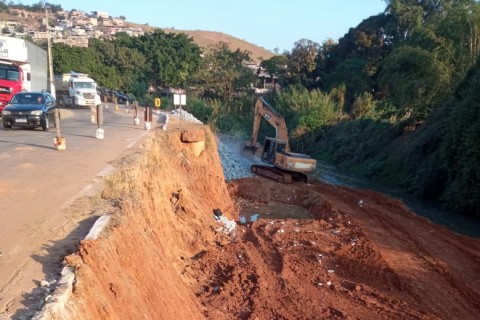 Prefeitura de Ubá inicia obra de proteção às margens do Ribeirão Ubá na Avenida Paulino Fernandes.