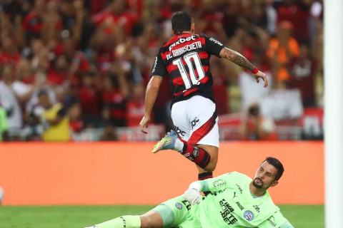 Flamengo vence com gol de Arrascaeta e lidera o Brasileiro