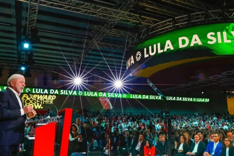 Lula fala para milhares na Espanha e pede coerência dos progressistas