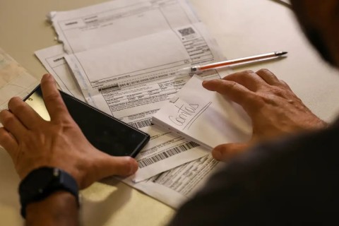 Salário mínimo de R$ 1.621 começa a ser pago nesta segunda