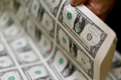 Dólar cai para R$ 5,47 um dia após estresse com Lei Magnitsky