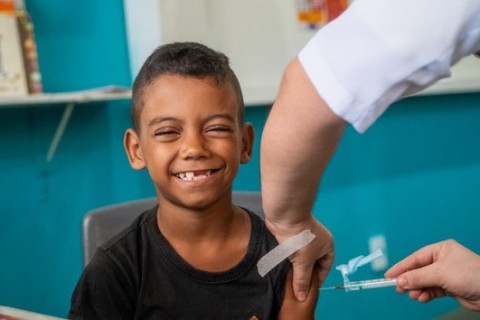 Brasil avança na vacinação de crianças e adolescentes com 1 milhão de doses aplicadas nas escolas