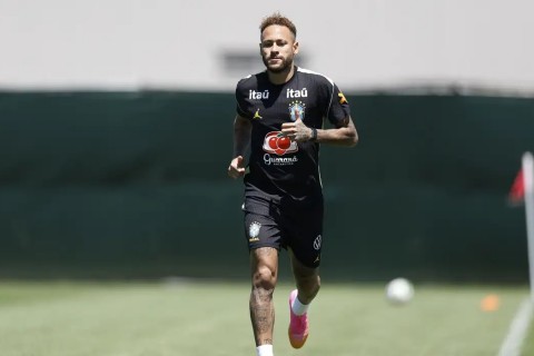Neymar vai a campo pela primeira vez em treino da seleção brasileira