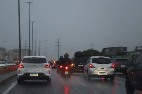 Ciclone e frente fria deixam Centro-Sul em alerta para tempestade