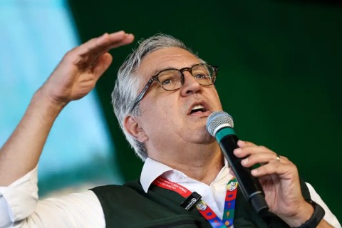 Padilha diz ser "ato covarde" cancelamento de vistos da filha e esposa