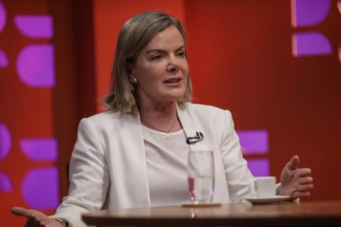 Governo é contra equiparar facções ao terrorismo, diz Gleisi Hoffmann