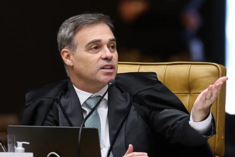 Mendonça acompanha Fachin e vota por julgamento separado de Moraes