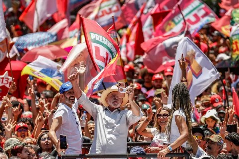 Brasil não será governado por sócios do Banco Master, diz Lula em ato