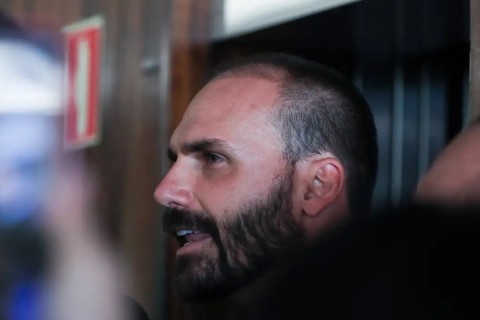 Mendonça pede vista e suspende julgamento contra Eduardo Bolsonaro