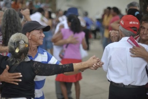 Expectativa de vida no país sobe para 76,6 anos, a maior já registrada