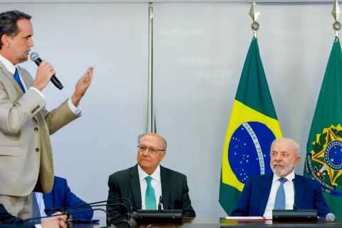 Lula assina MP e zera "taxa das blusinhas"