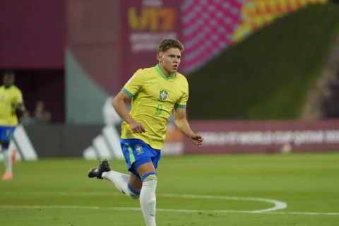 Brasil marca no último minuto e garante vaga na semi do Mundial Sub-17