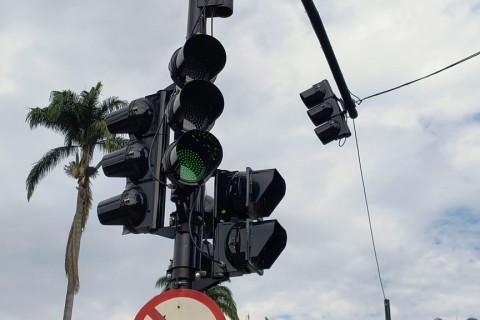 Novos semáforos reforçam segurança e organização do trânsito na Avenida Beira-Rio